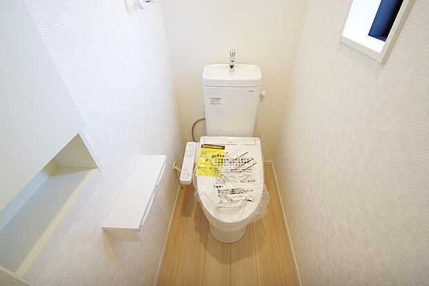 少ない水を有効に使って、汚れも効率よく洗浄します。便器は奥までふちのない掃除がしやすい形状です。