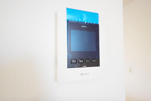 来訪者を映像と音声で確認可能なので、煩わしいセールスにも住戸内で対話可能です。