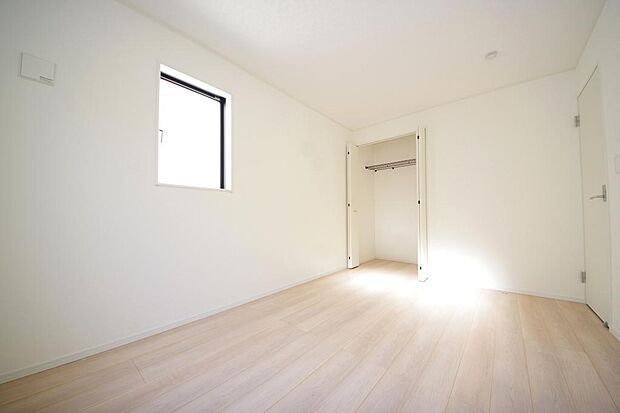 木の質感が優しい床材と豊富な収納が特徴的な、心に温かさを感じる内装です。