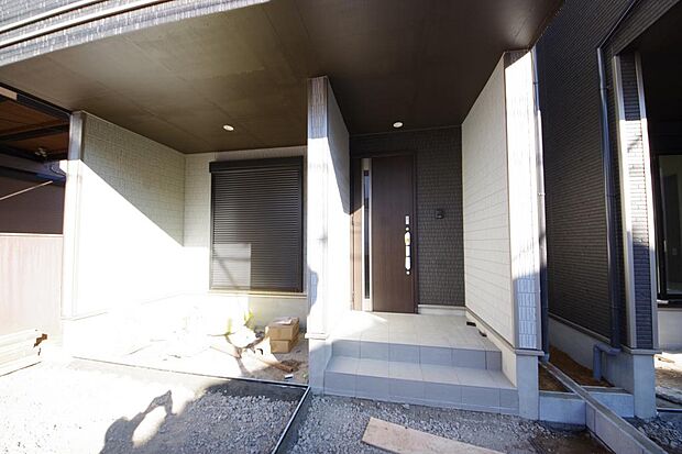 玄関はいわばその邸宅の顔です。だからこそ、迎賓のためにしつらえを細部まで施しました。