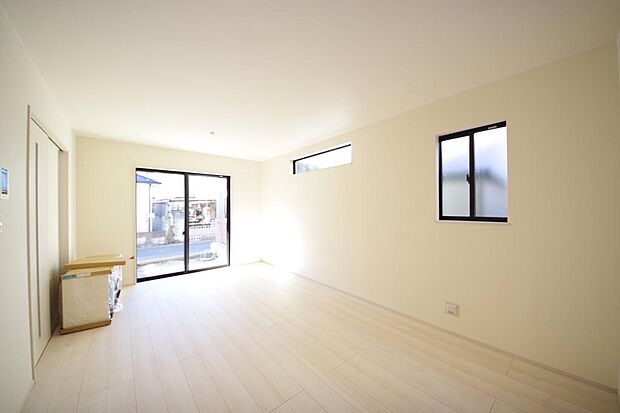 明るい陽光が差し込み開放的なリビング ダイニングを演出し、ゆとりある空間はご満足いただけます。