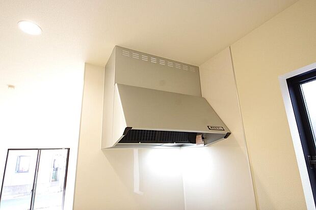 キッチン上部には、ブーツ型の照明付きのレンジフードが標準装備されております。