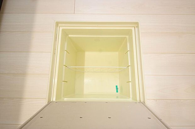 ミネラルウォーター、缶詰、非常食のストックに便利です。空間を有効に利用した収納です。