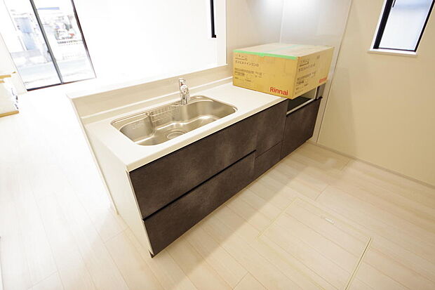 キッチンには耐久性が高く、お手入れも簡単で人工大理石トップを採用して、キッチンを優雅に演出しました。