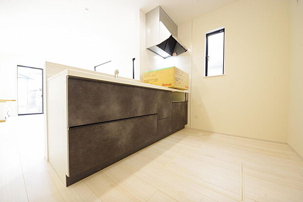 リビング ダイニング全体が見渡せるキッチンは、リビングのお子様の様子を見守りながら家事ができます。