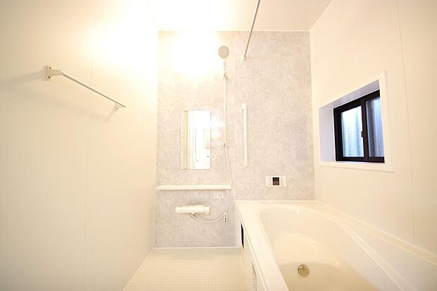 心地よい入浴タイムを追求した大きな浴槽とアクセントパネルで、より高級感が演出されます。