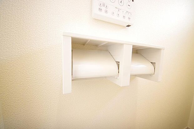 トイレ内のペーパーホルダーは、しっかりとした押さえ付き横型ダブルホルダーが標準装備されています。