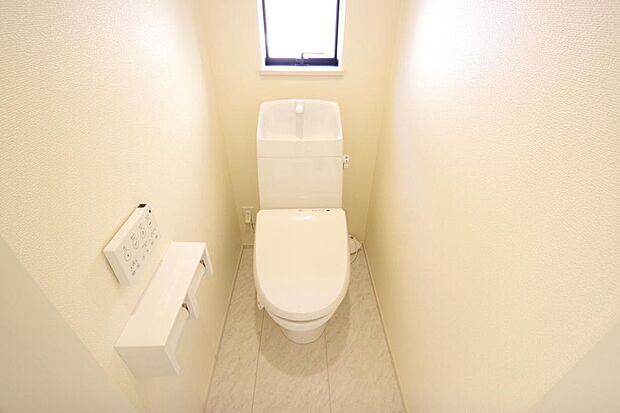 少ない水を有効に使って、汚れも効率よく洗浄します。便器は奥までふちのない掃除がしやすい形状です。