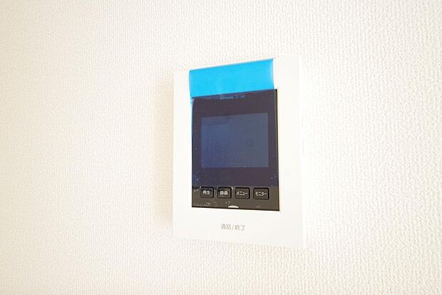 来訪者を映像と音声で確認可能なので、煩わしいセールスにも住戸内で対話可能です。