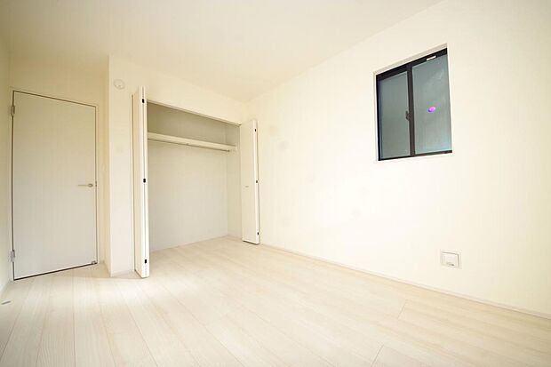 木の質感が優しい床材と豊富な収納が特徴的な、心に温かさを感じる内装です。