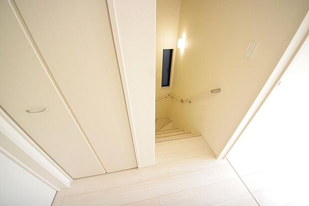 階段には手すりを標準装備することで、お子様やご高齢者の安全性にも配慮しております。