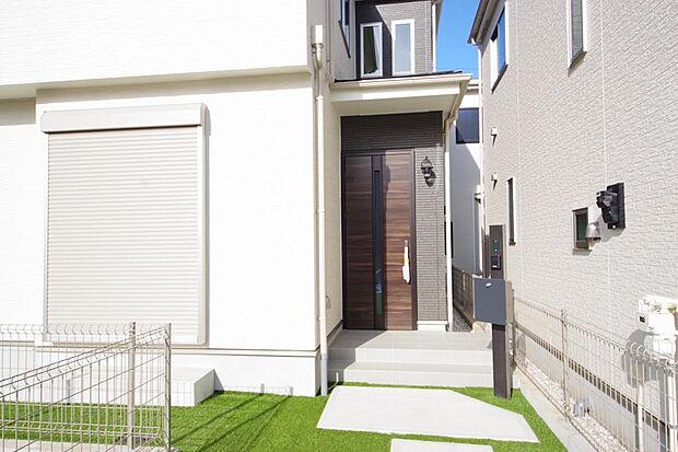 玄関はいわばその邸宅の顔です。だからこそ、迎賓のためにしつらえを細部まで施しました。