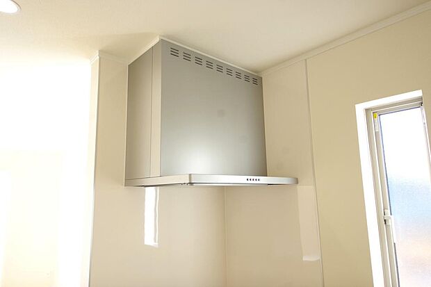 キッチン上部には、スッキリとしたスリム型レンジフードが標準装備されております。
