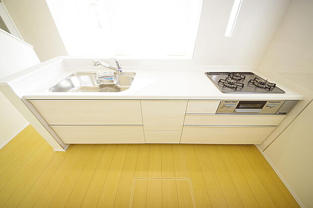 キッチンには耐久性が高く、お手入れも簡単で人工大理石トップを採用して、キッチンを優雅に演出しました。