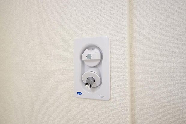 洗濯機用の給水口には蛇口ではなく、全自動洗濯機が設置できる専用の給水口が設置されております。