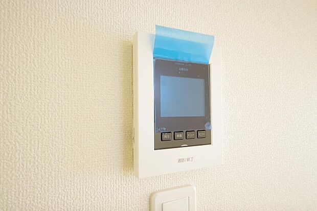 来訪者を映像と音声で確認可能なので、煩わしいセールスにも住戸内で対話可能です。