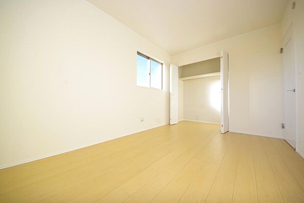 木の質感が優しい床材と豊富な収納が特徴的な、心に温かさを感じる内装です。