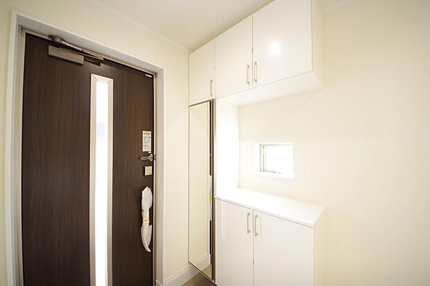 棚板が多く、沢山のの靴が収納可能。棚板は稼働可能ですのでブーツやヒールの高い靴も収納でき便利です。