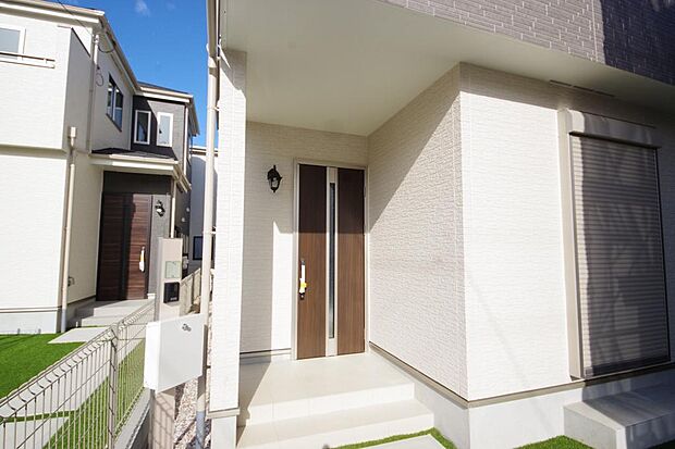 玄関はいわばその邸宅の顔です。だからこそ、迎賓のためにしつらえを細部まで施しました。