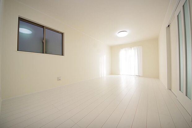 明るい陽光が差し込み開放的なリビング　ダイニングを演出し、ゆとりある空間はご満足いただけます。