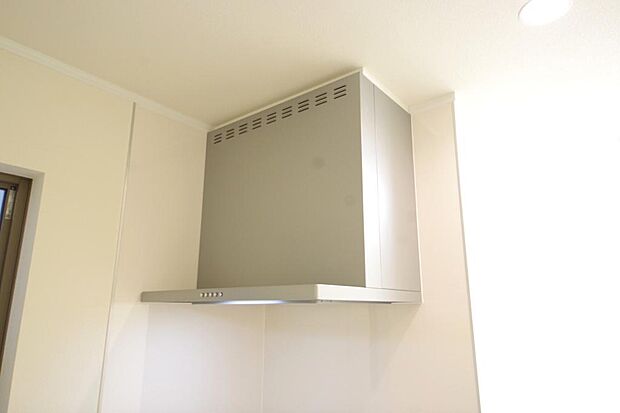 キッチン上部には、スッキリとしたスリム型レンジフードが標準装備されております。