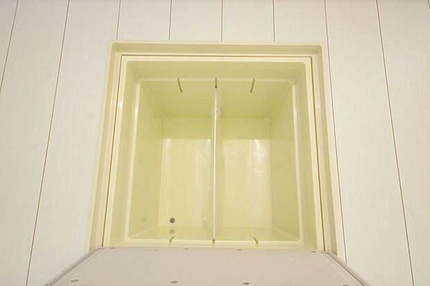 ミネラルウォーター、缶詰、非常食のストックに便利です。空間を有効に利用した収納です。