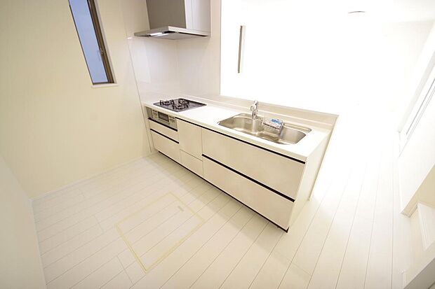 キッチンには耐久性が高く、お手入れも簡単で人工大理石トップを採用して、キッチンを優雅に演出しました。