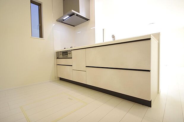 リビング　ダイニング全体が見渡せるキッチンは、リビングのお子様の様子を見守りながら家事ができます。