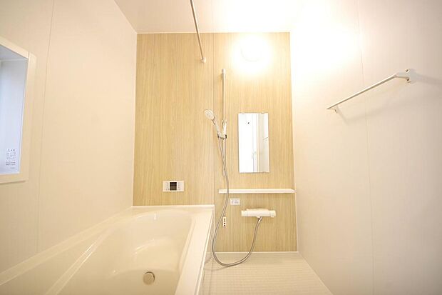 心地よい入浴タイムを追求した大きな浴槽とアクセントパネルで、より高級感が演出されます。