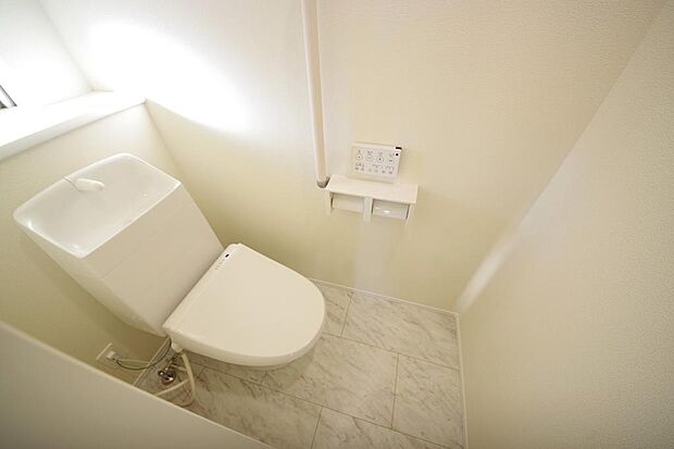 少ない水を有効に使って、汚れも効率よく洗浄します。便器は奥までふちのない掃除がしやすい形状です。