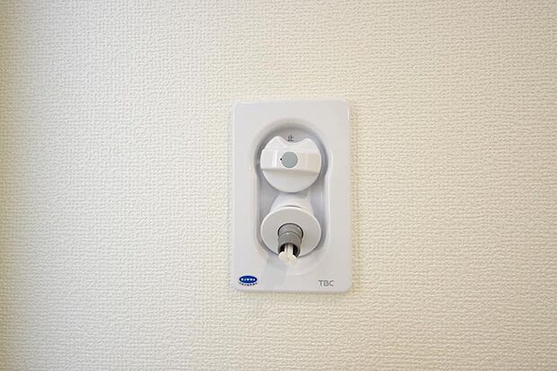 洗濯機用の給水口には蛇口ではなく、全自動洗濯機が設置できる専用の給水口が設置されております。