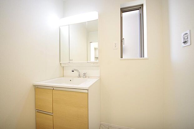 家族全員で利用するパブリックスペースとなりますので、鏡周りの収納ですっきり洗面台がご利用いただけます