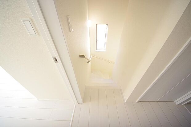 階段には手すりを標準装備することで、お子様やご高齢者の安全性にも配慮しております。