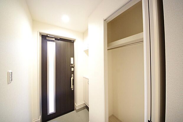 棚板が多く、沢山の靴が収納可能。棚板は稼働可能ですのでブーツやヒールの高い靴も収納でき便利です。