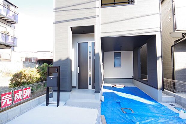 玄関はいわばその邸宅の顔です。だからこそ、迎賓のためにしつらえを細部まで施しました。