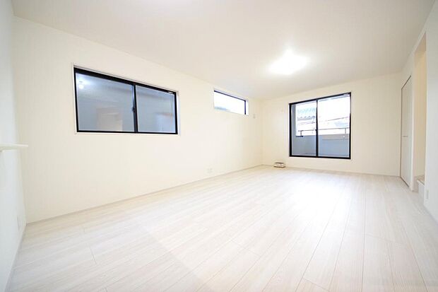 明るい陽光が差し込み開放的なリビング ダイニングを演出し、ゆとりある空間はご満足いただけます。