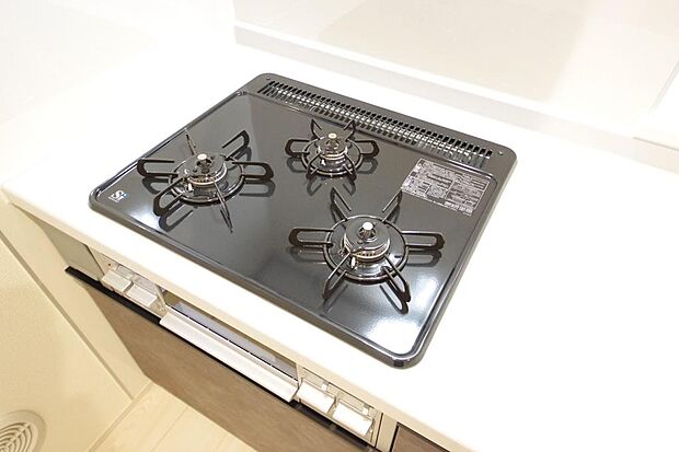 三ツ口コンロはSiセンサーが組み込まれています。長時間の使用の際にセンサーが自動でストップします。