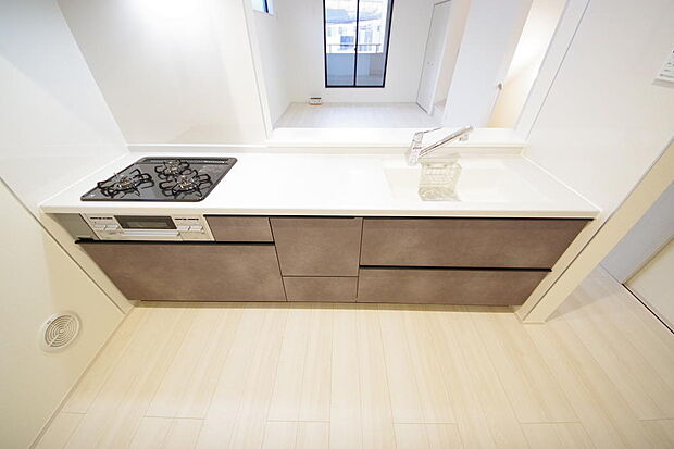 キッチンには耐久性が高く、お手入れも簡単で人工大理石トップを採用して、キッチンを優雅に演出しました。