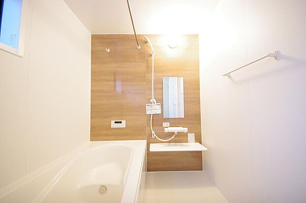 心地よい入浴タイムを追求した大きな浴槽とアクセントパネルで、より高級感が演出されます。