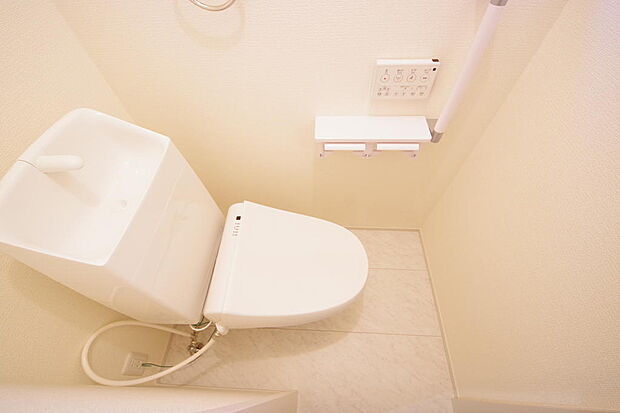 少ない水を有効に使って、汚れも効率よく洗浄します。便器は奥までふちのない掃除がしやすい形状です。