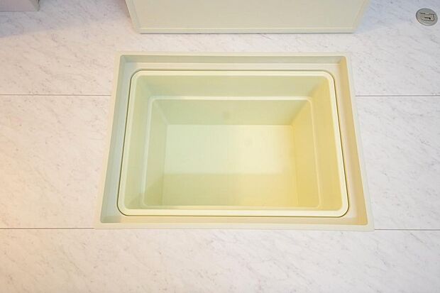 シャンプー リンス 洗剤 柔軟剤等のストックに便利です。空間を有効に利用した収納です。