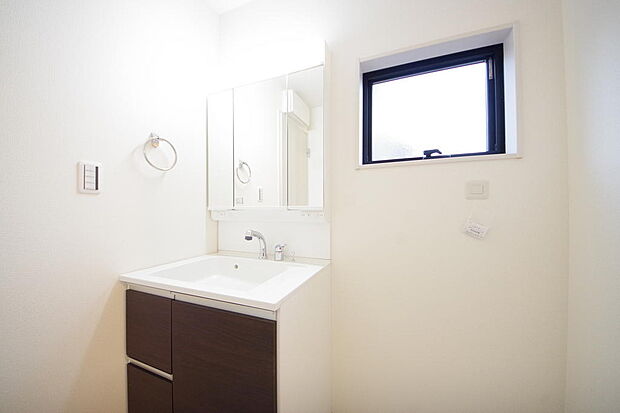 家族全員で利用するパブリックスペースとなりますので、鏡周りの収納ですっきり洗面台がご利用いただけます