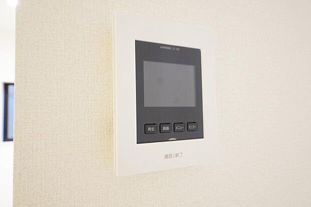 来訪者を映像と音声で確認可能なので、煩わしいセールスにも住戸内で対話可能です。
