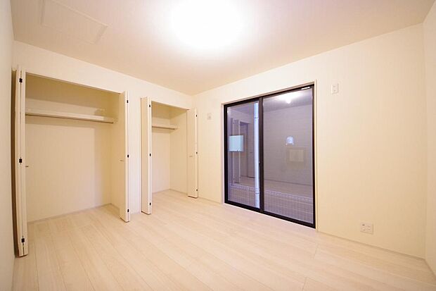 木の質感が優しい床材と豊富な収納が特徴的な、心に温かさを感じる内装です。