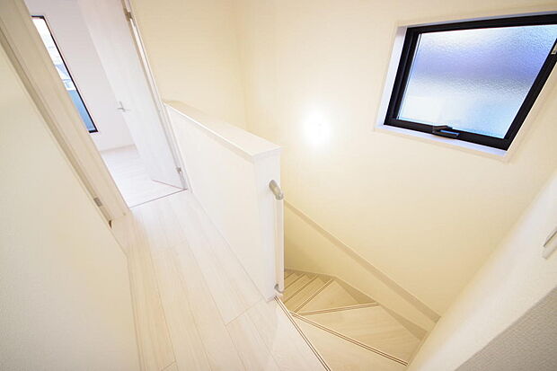 階段には手すりを標準装備することで、お子様やご高齢者の安全性にも配慮しております。