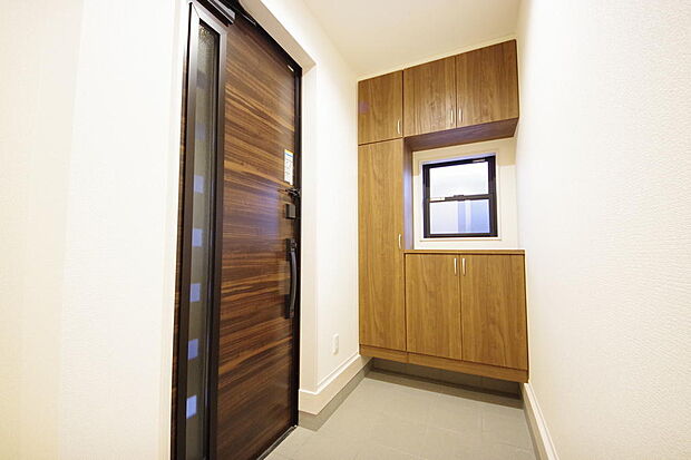 棚板が多く、沢山の靴が収納可能。棚板は稼働可能ですのでブーツやヒールの高い靴も収納でき便利です。