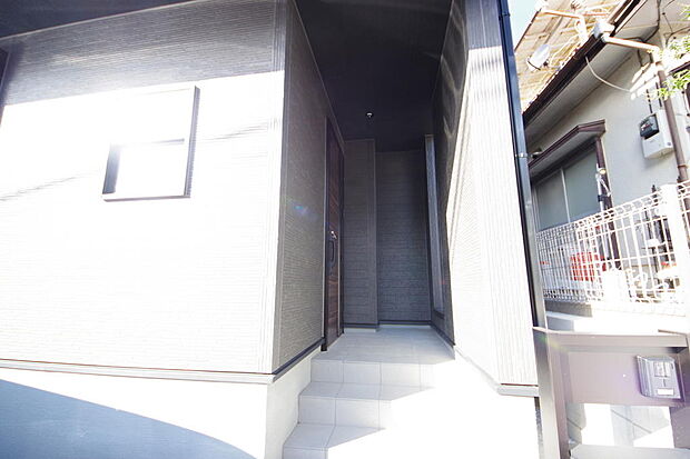 玄関はいわばその邸宅の顔です。だからこそ、迎賓のためにしつらえを細部まで施しました。