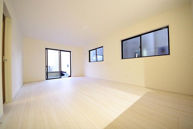 明るい陽光が差し込み開放的なリビング　ダイニングを演出し、ゆとりある空間はご満足いただけます。