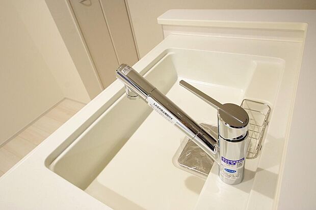 レバー操作一つで水量、温度も調節可能です。また、蛇口には浄水カートリッジも内蔵可能です。