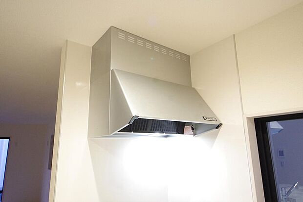 キッチン上部には、ブーツ型の照明付きのレンジフードが標準装備されております。